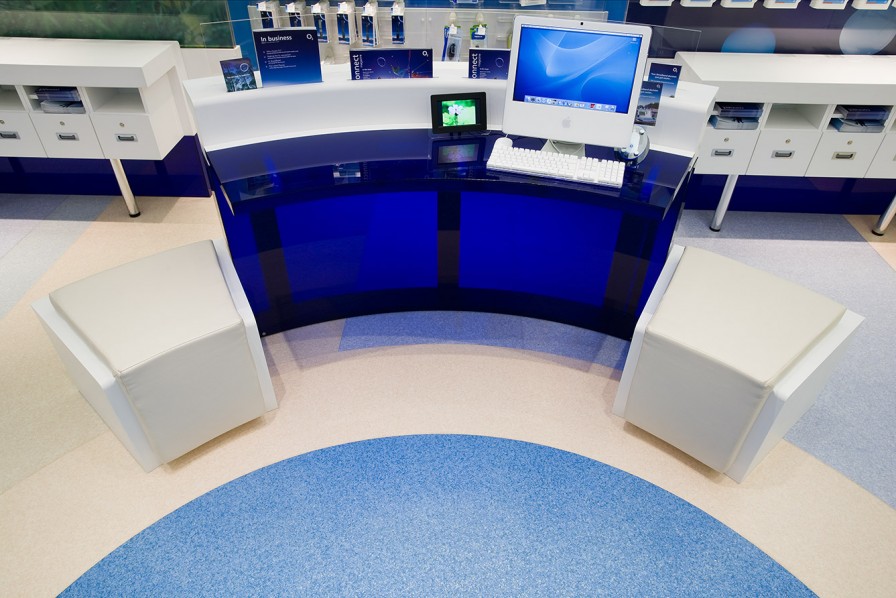 O2 retail - experience pod in corian and translucent acrylic